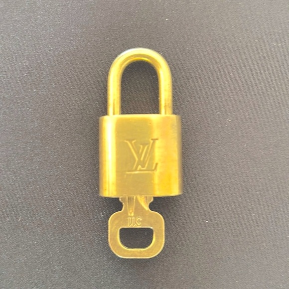 Louis Vuitton #311 Bass Lock/Key And 22”Unbranded Chain - Picture 4 of 10